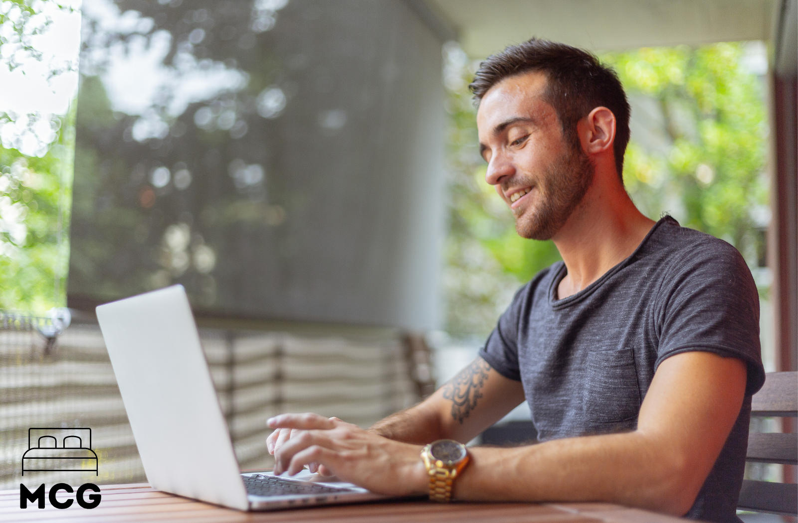 man using a laptop to find a NYC mattress disposal company